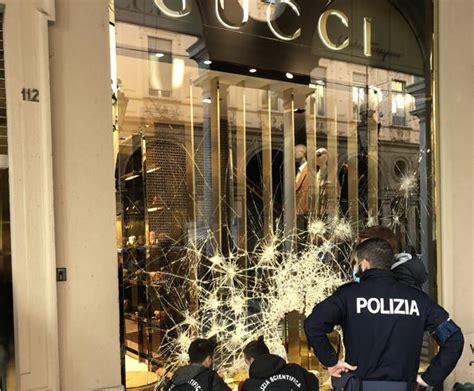 gucci torino vetrina rotta|Gucci, negozio devastato a Torino. Uno dei gestori: .